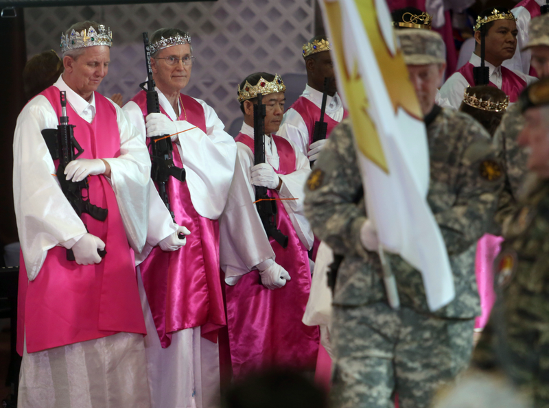 Illustration for article titled Una
iglesia en Estados Unidos lleva a cabo una ceremonia con rifles de asalto AR-15